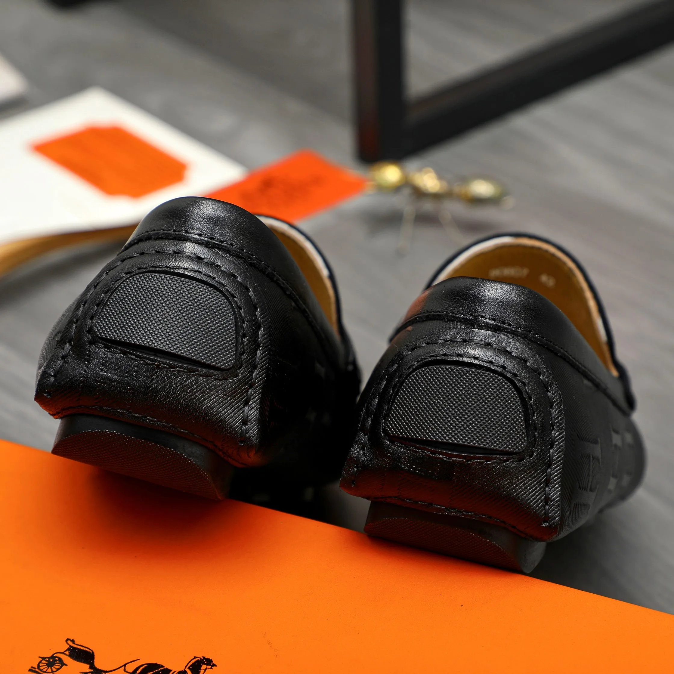 Men's shoes 💰p420 Product trademark: HERMES "Hermes" casual slip-on men's shoes Regular size: 38-44 Product materials: Selected embossed cowhide upper, sheepskin lining, original rubber outsole